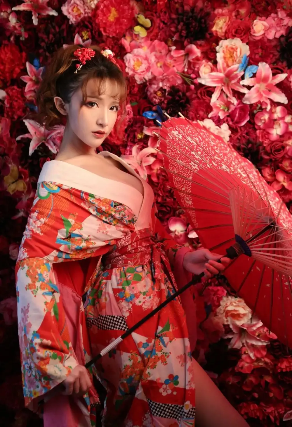 cosplay写真图集视觉导读与摄影系列归档 红色背景下的传统服饰人像写真