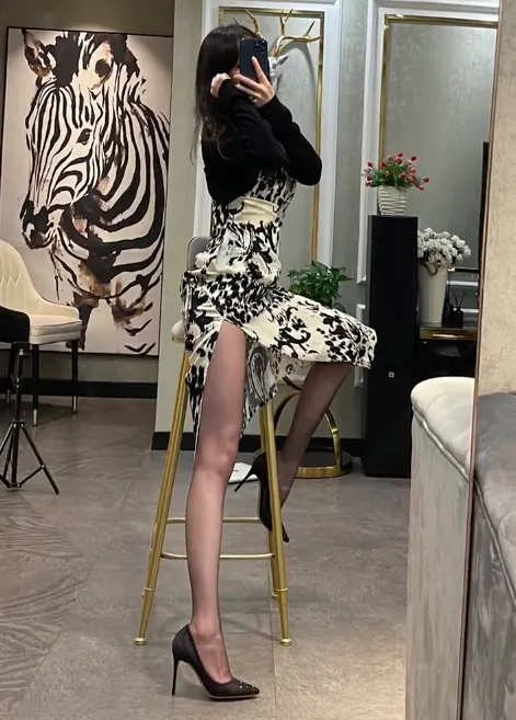 视觉风格写真作品归档 黑白配色服装与室内场景中的摄影画面