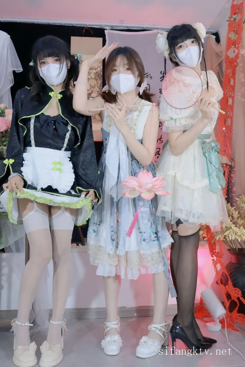cosplay视觉图集导读与摄影系列归档 浅色系角色造型中的人物站姿照片