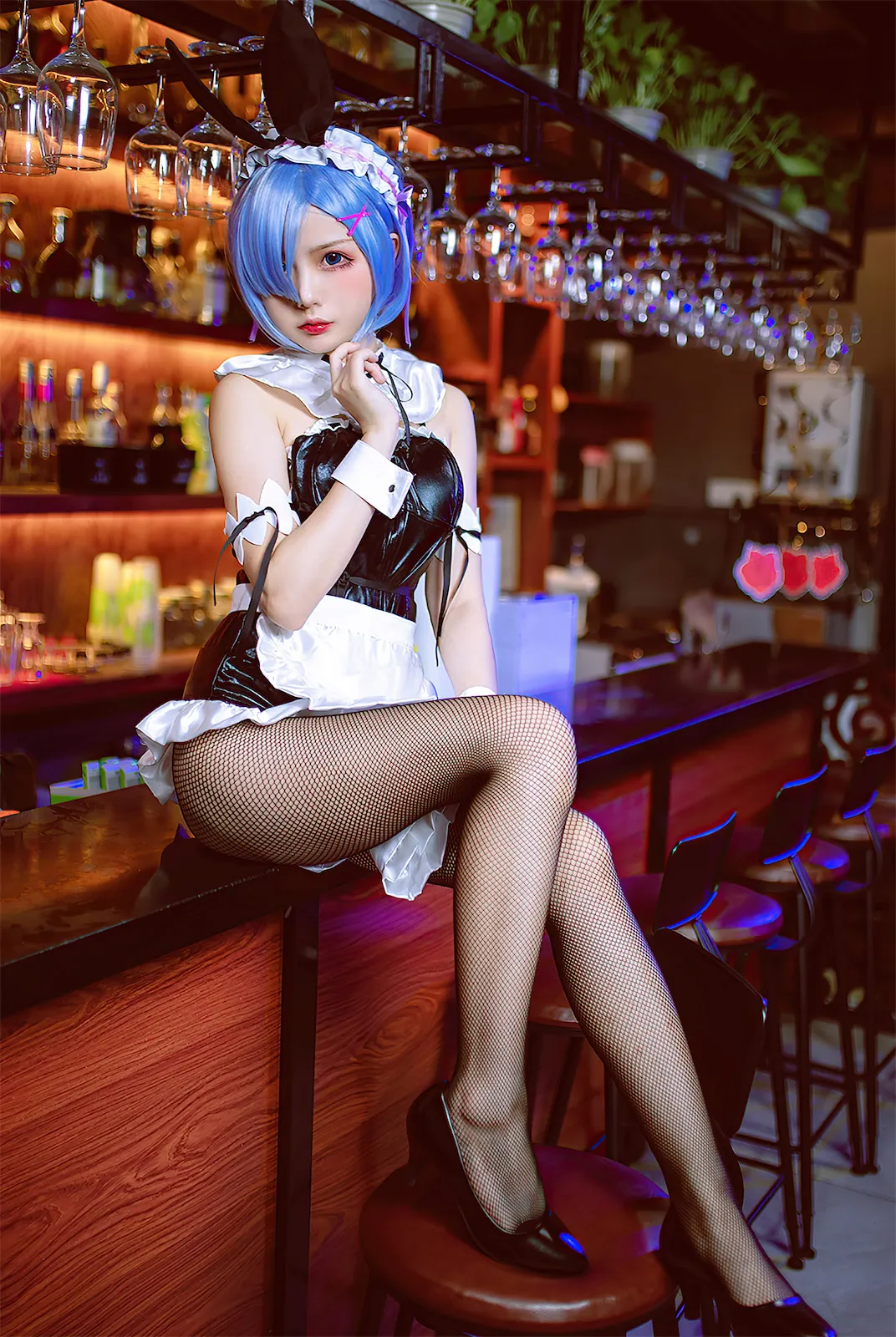 cosplay视觉图集导读与摄影系列归档 蓝白色角色服装与室内背景照片