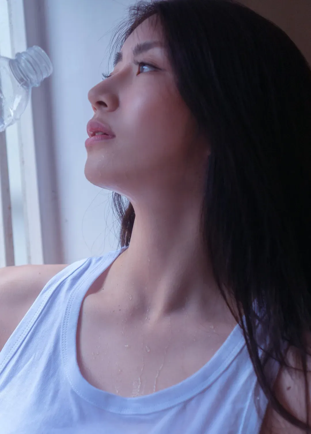 （）摄影系列作品归档与 LEEHEE EXPRESS 目录整理 白色服装近景侧脸照片，室内光线环境