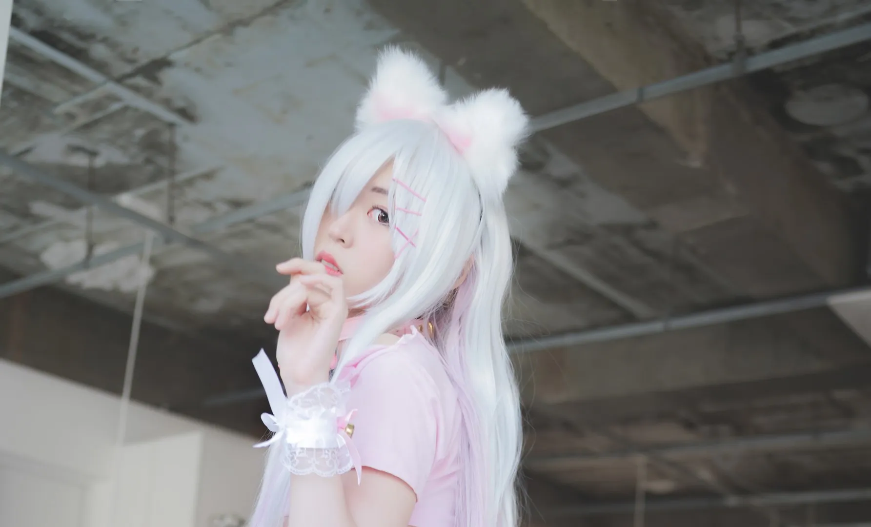 Cosplay作品与摄影系列归档 白色长发与浅粉色服装搭配的角色造型照片