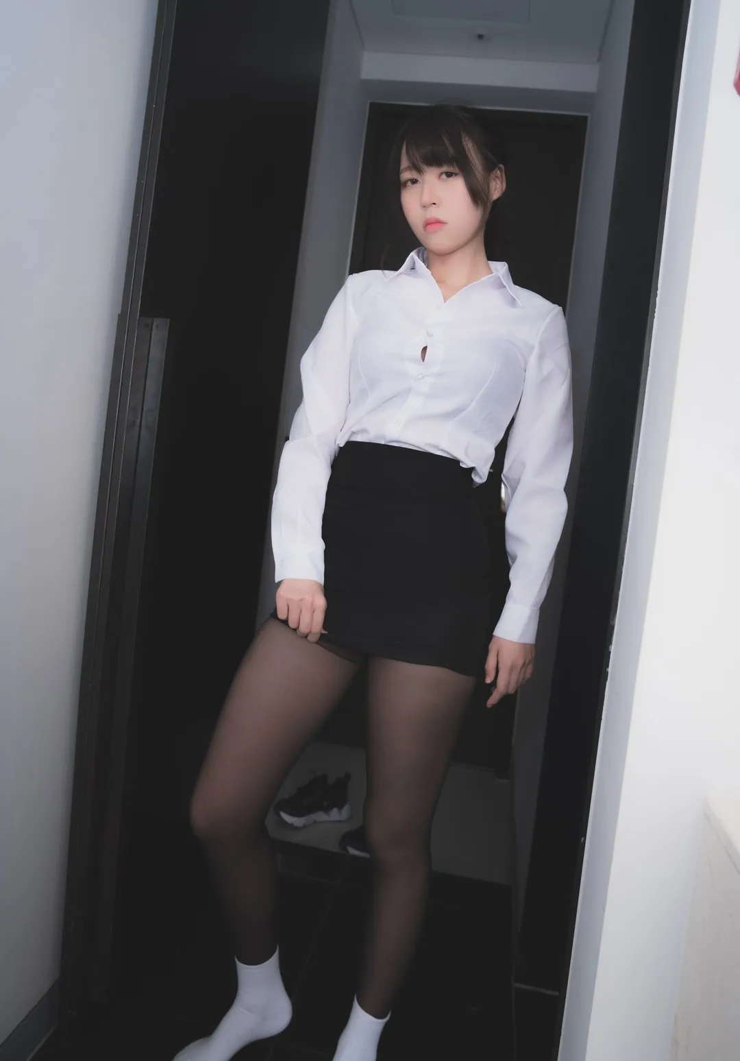 Cosplay作品与摄影系列归档 白色上衣搭配黑色裙装的室内造型照片