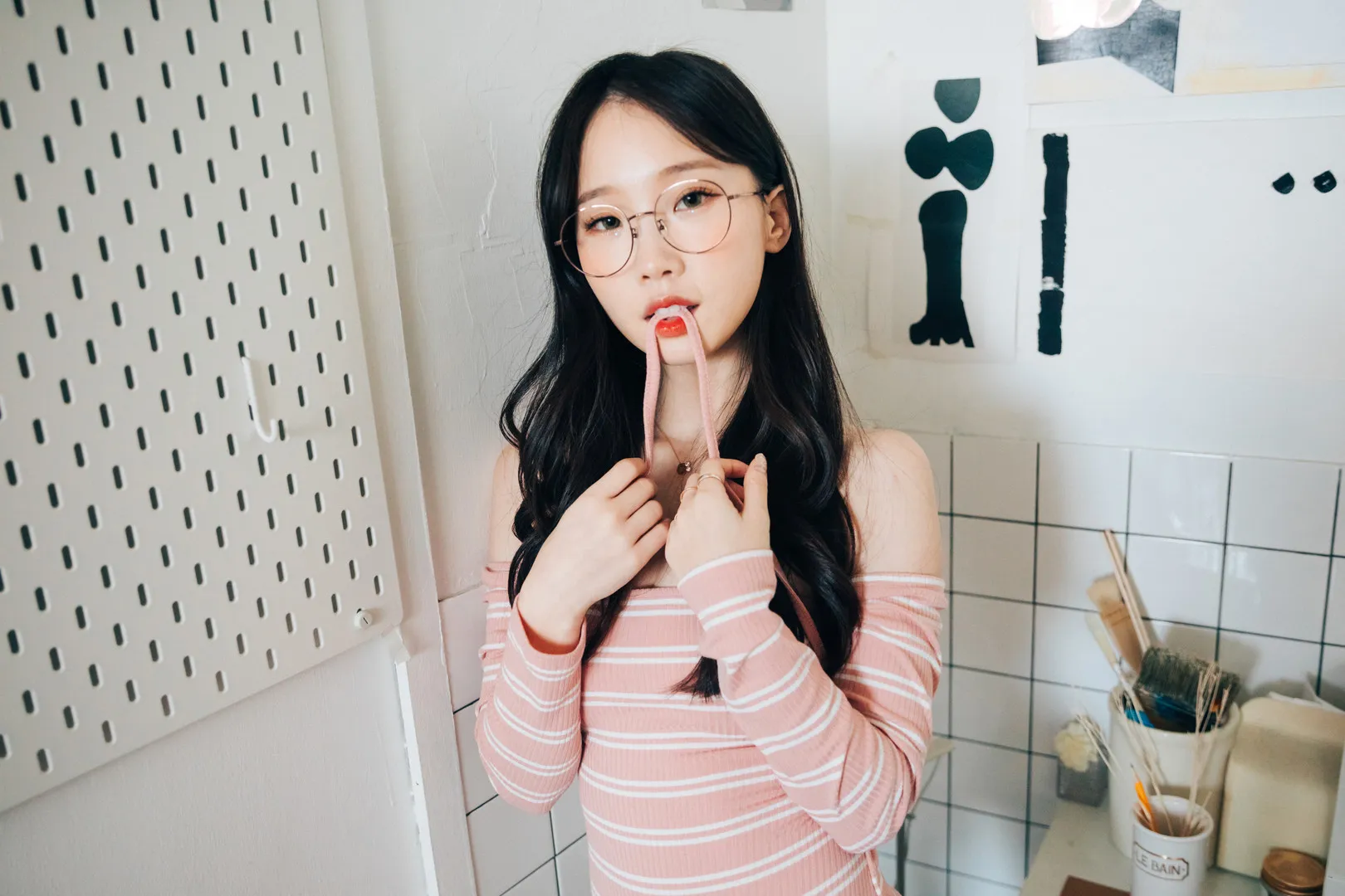 摄影系列与视觉图集作品归档 粉色条纹服装室内写真照片