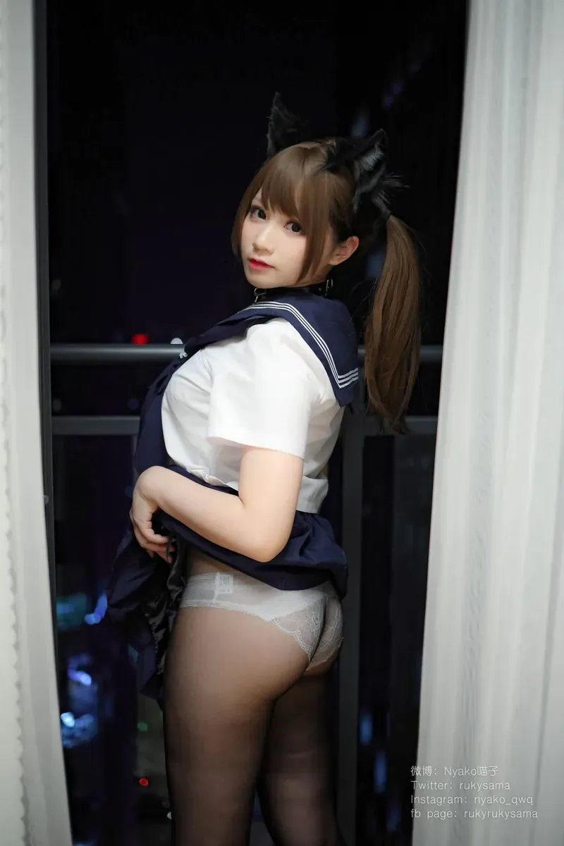 cosplay 写真视觉图集与系列作品归档 深色制服风造型与夜间背景照片