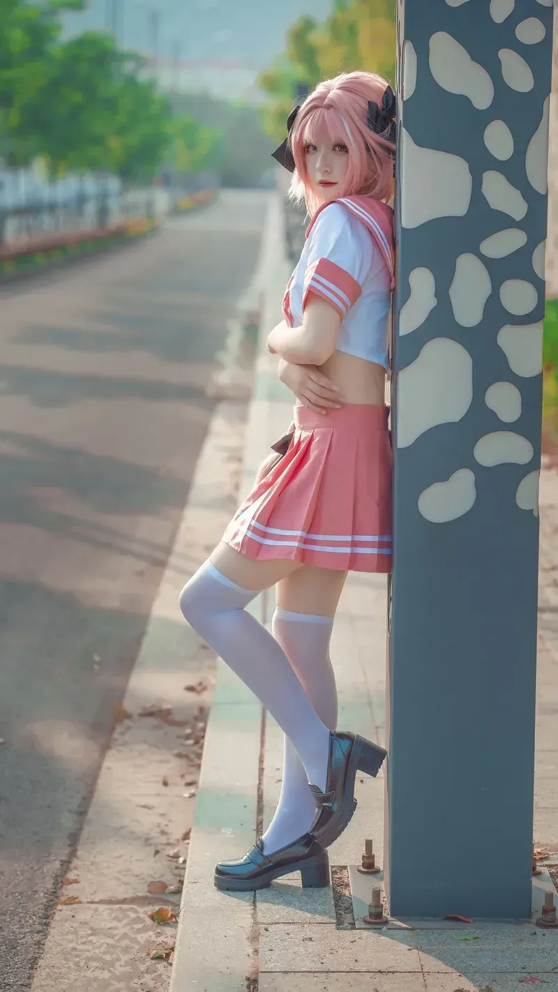 cosplay写真视觉图集导读与作品归档 粉色假发与制服风造型照片