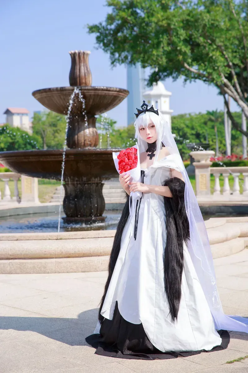 摄影系列作品归档整理 户外喷泉旁的白色角色服装造型照片