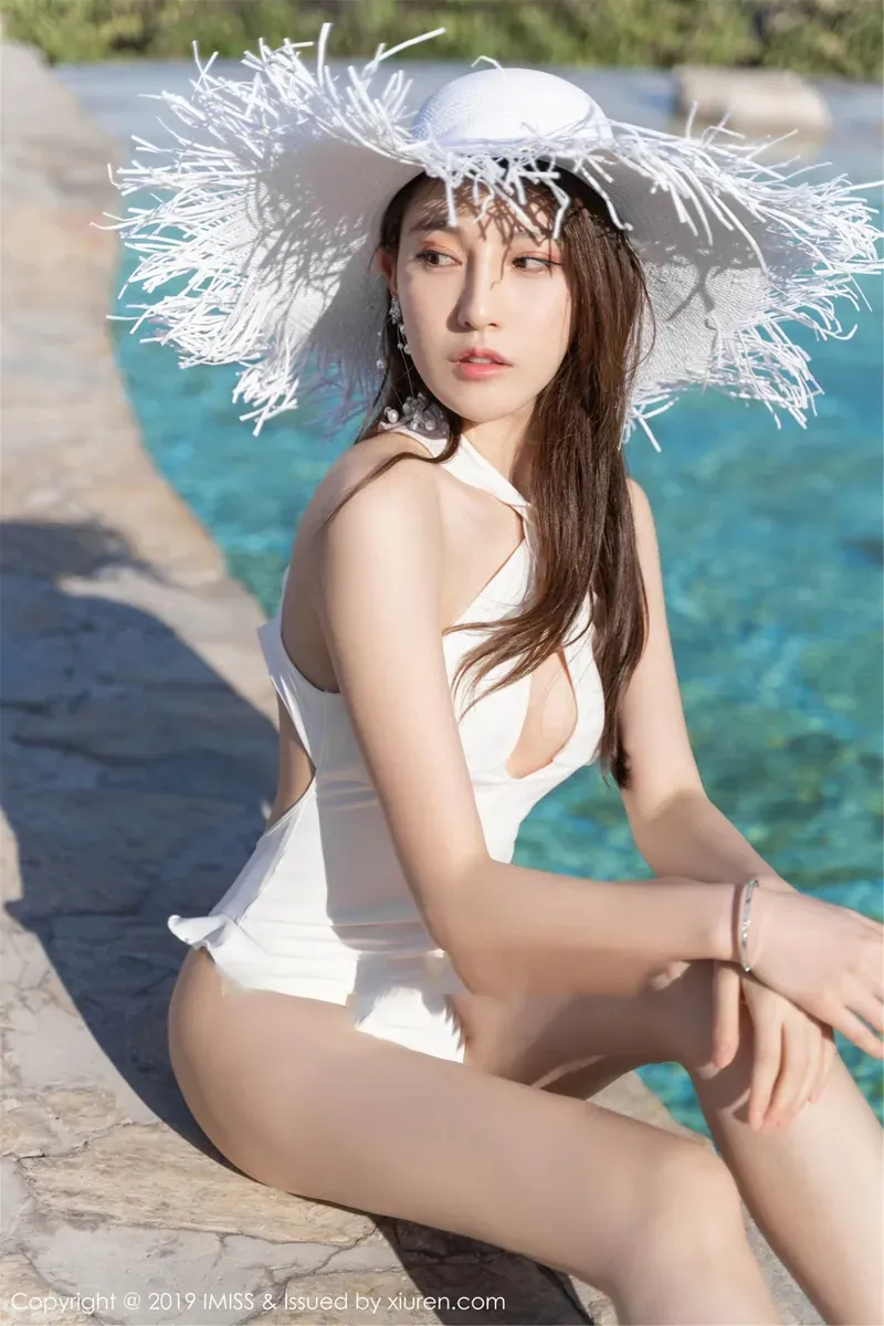 高清写真图集与摄影系列作品归档 浅色上衣长发造型室内照片