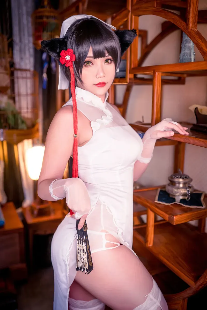 cosplay写真视觉图集导读与摄影系列归档 深色长发人物坐姿拍摄的室内摄影画面