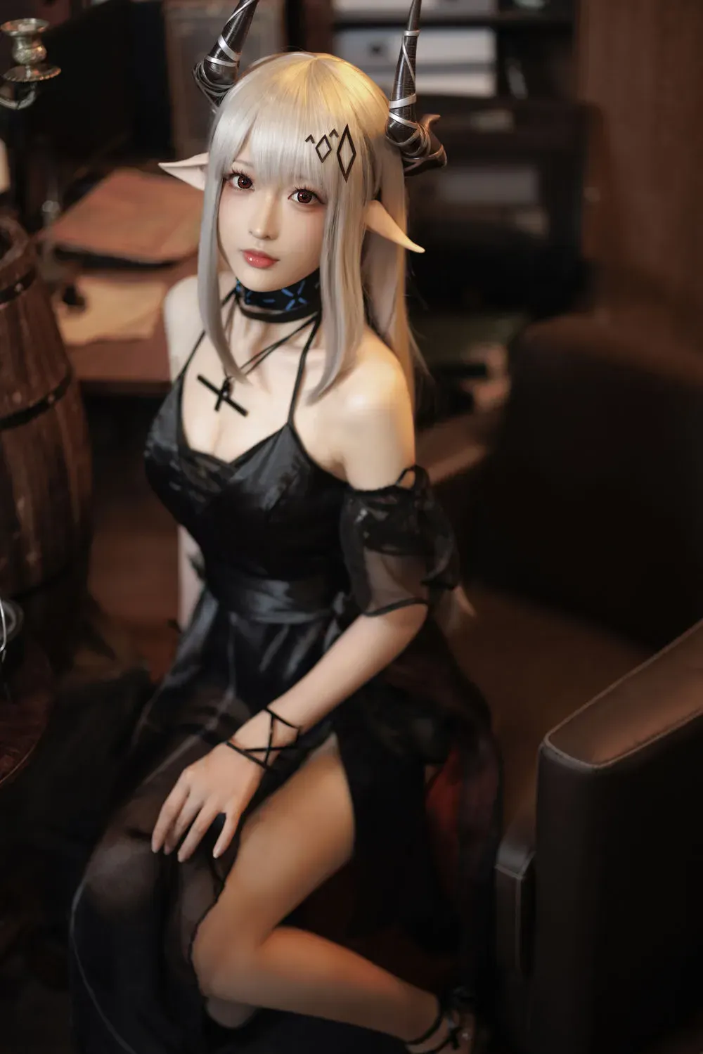 cosplay 摄影系列作品归档| 写真图集与视觉风格整理 深色服装造型坐姿照片