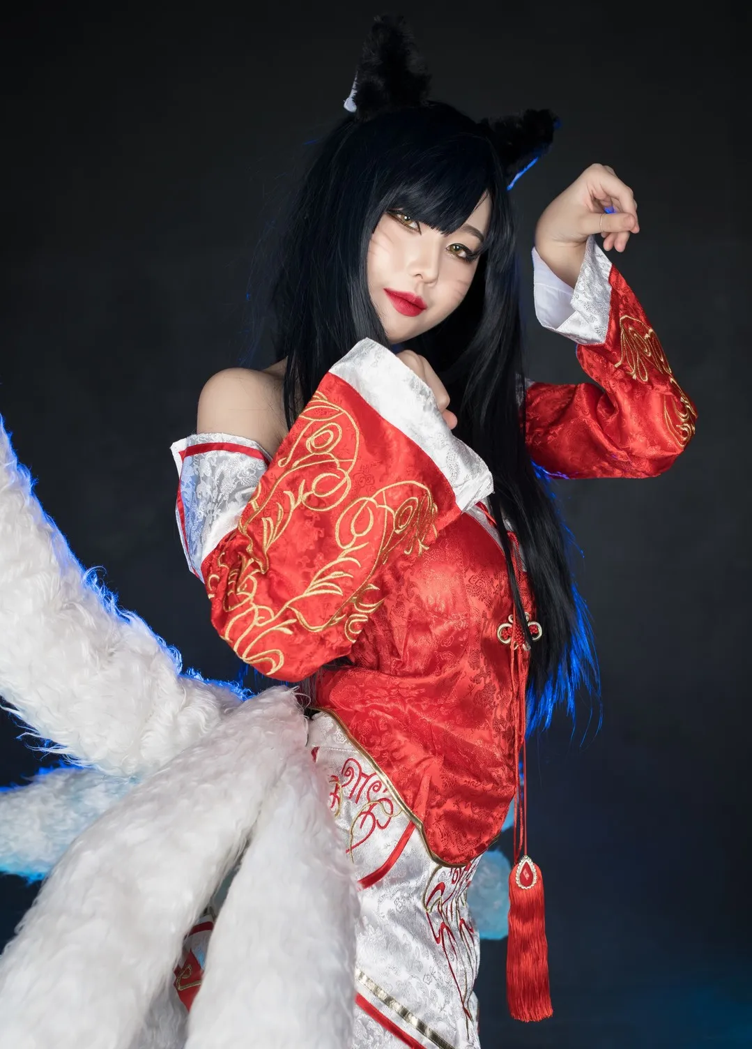 摄影系列作品归档与Cosplay视觉整理 黑色假发与红白服装搭配的角色风格照片