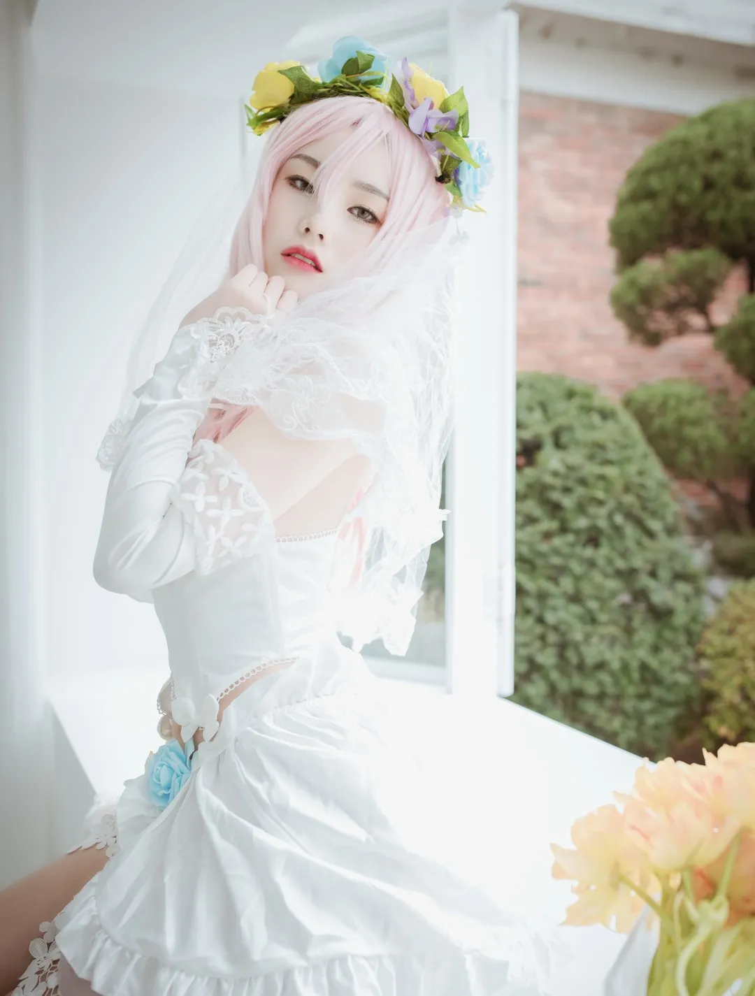 摄影系列作品归档与Cosplay视觉整理 白色服装与花环元素的摄影造型照片