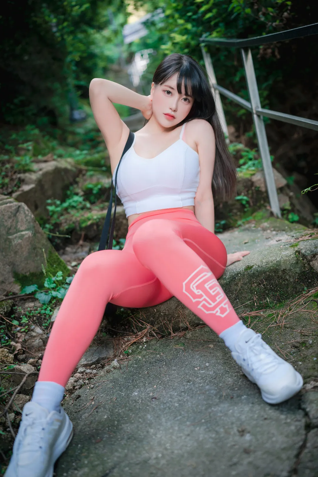 摄影系列作品归档 森林环境中的运动服装坐姿摄影