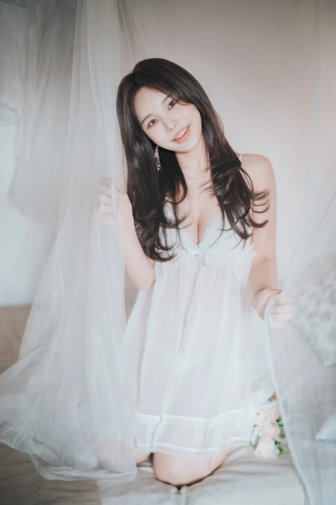 摄影系列作品归档 白色服装与长发造型的人像摄影