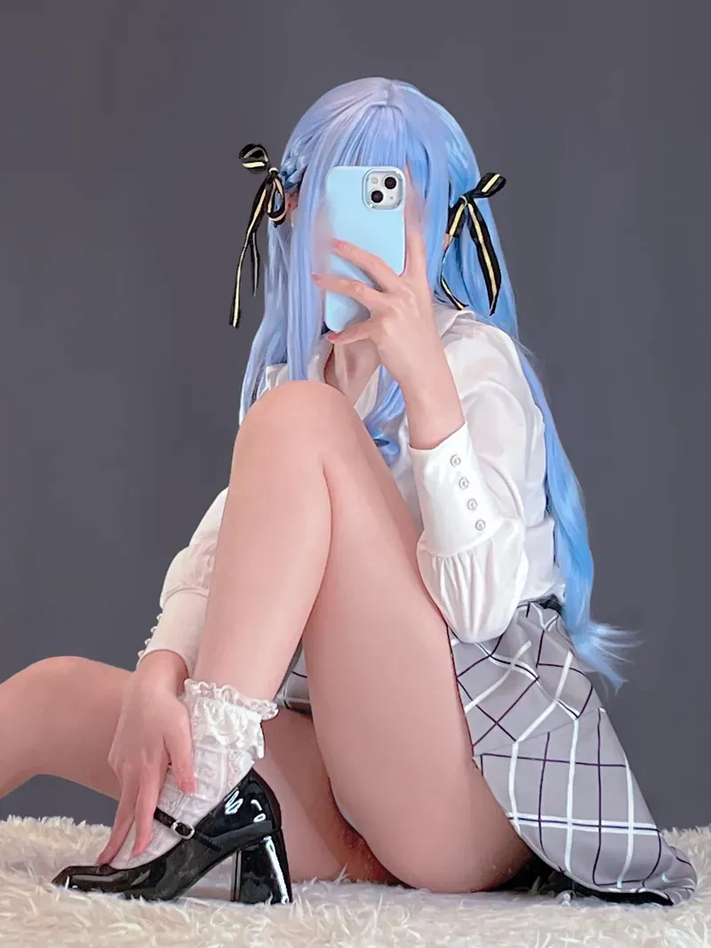 cosplay视觉图集与摄影系列归档 蓝色假发白色服装坐姿摄影作品