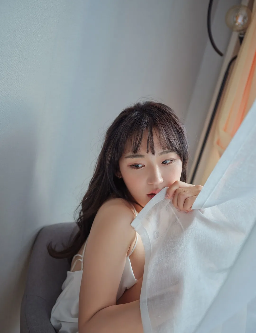 摄影作品与系列归档整理 深色长发搭配浅色服装的室内人物造型照片
