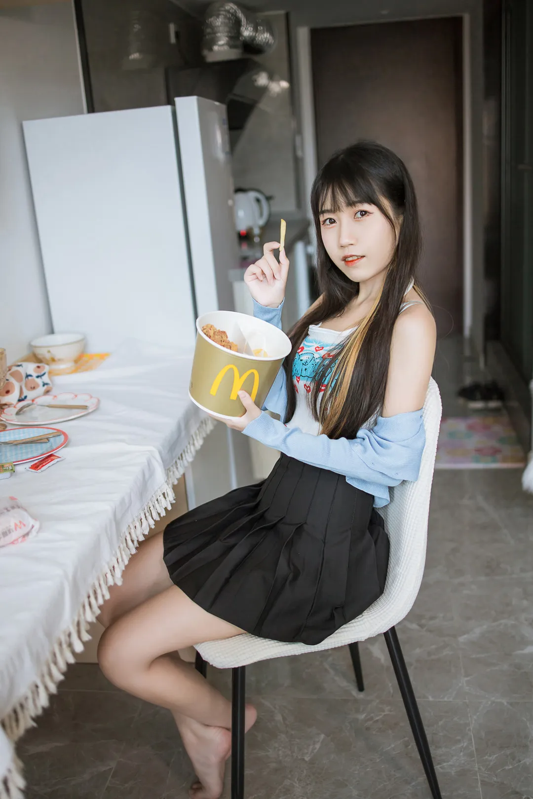 摄影系列作品归档整理 室内餐桌环境中的人物生活场景照片