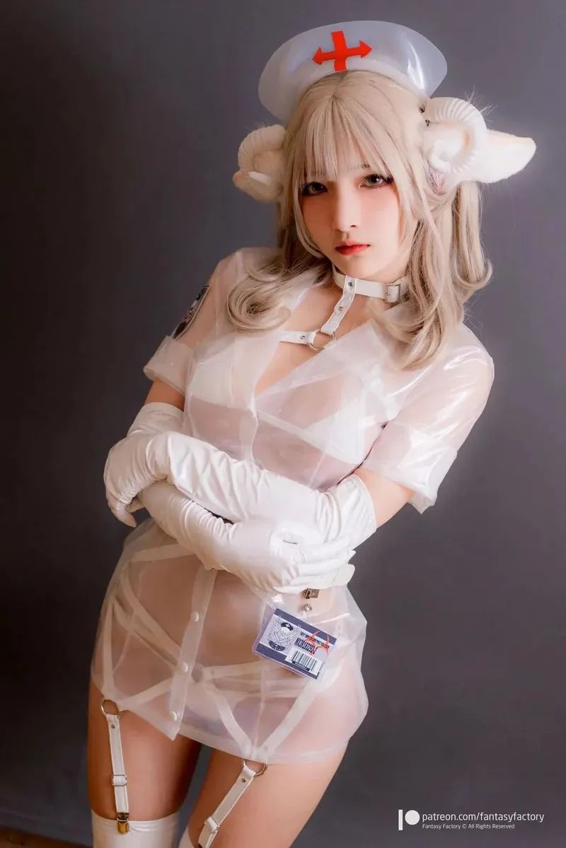 摄影系列作品归档与角色造型整理 白色主题角色服装与深色背景照片