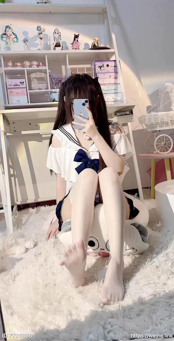 写真作品与图集归档 白色服装自拍中的室内造型照片