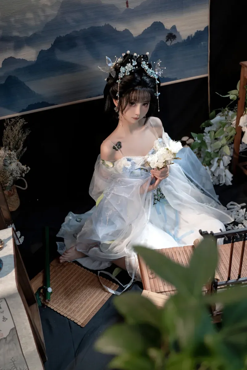 cosplay系列作品归档与写真视觉专题 白色服装与室内幻想场景写真