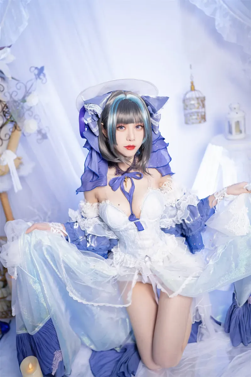 人物 蓝白服装短发造型照片