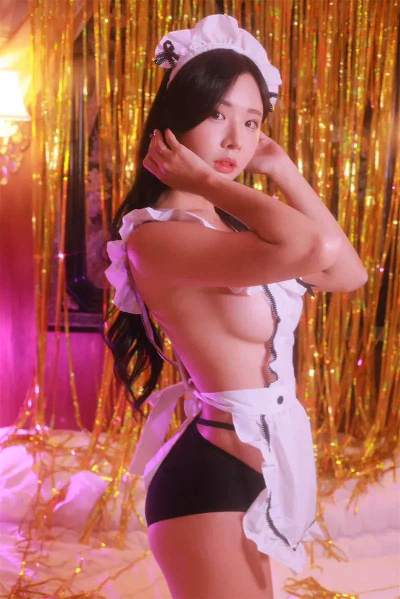 摄影系列作品归档与写真图集整理 白色主题服装造型与暖色灯光环境照片