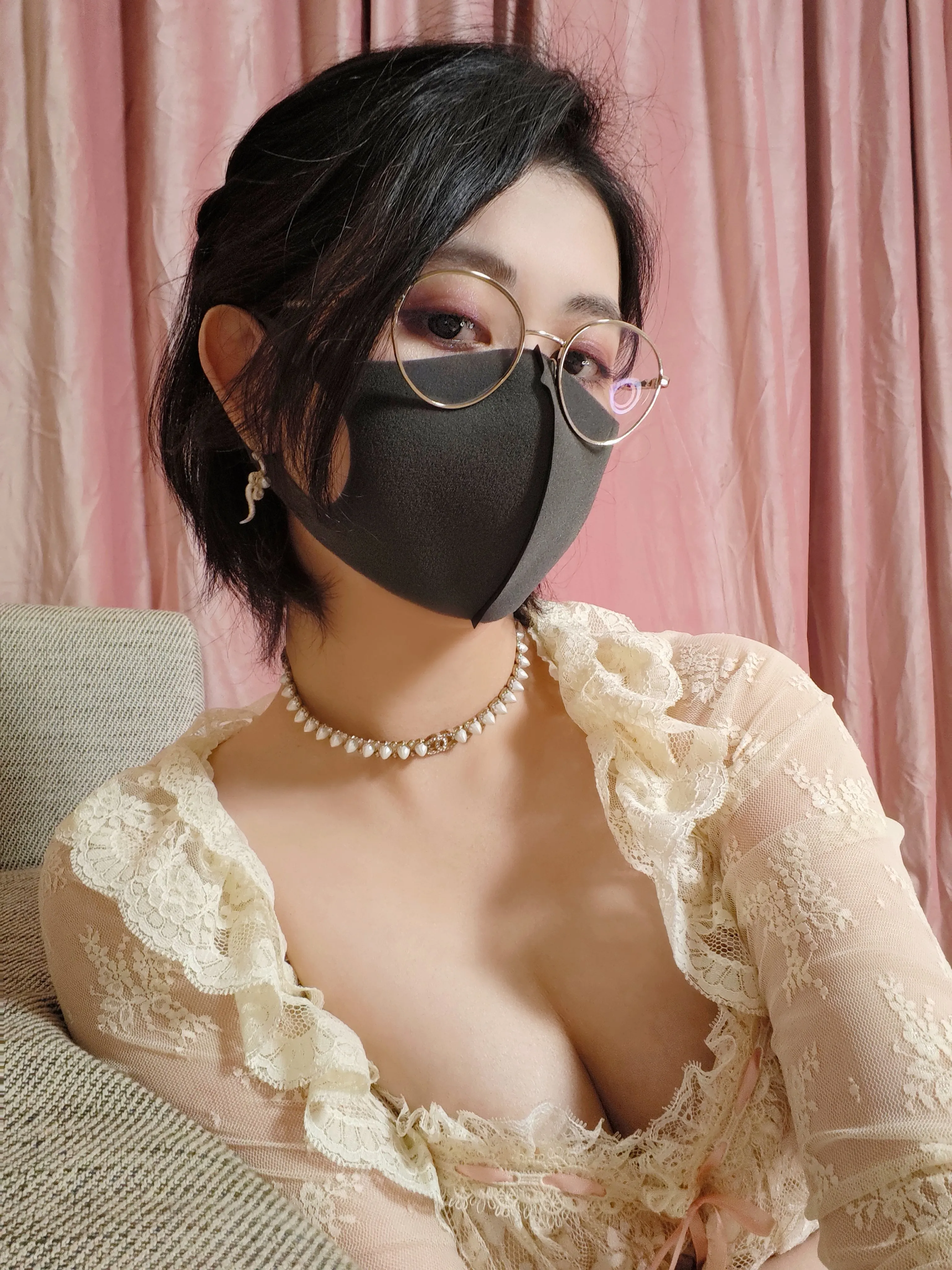 摄影系列与作品方向归档整理 眼镜与浅色服装近景照片