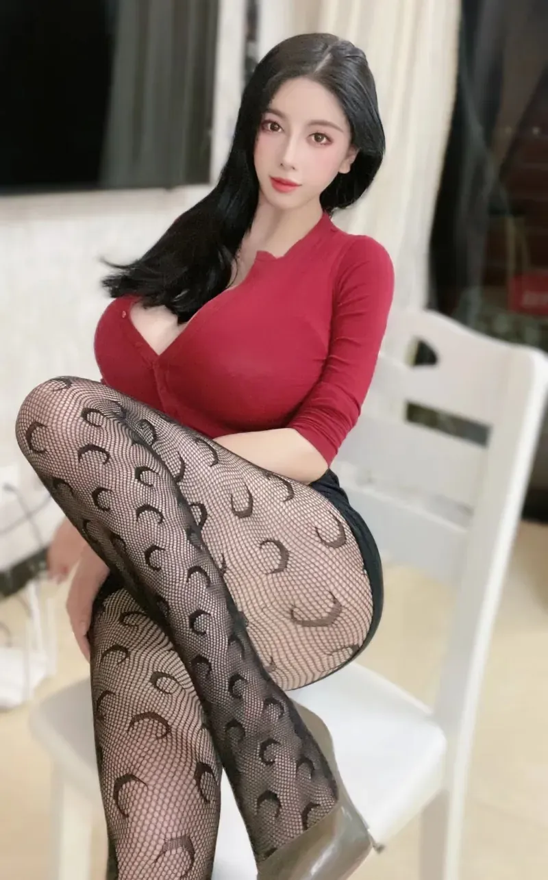 摄影作品与写真图集整理 身穿红色上衣的室内肖像照片,黑色长发与整体造型形成明显对比