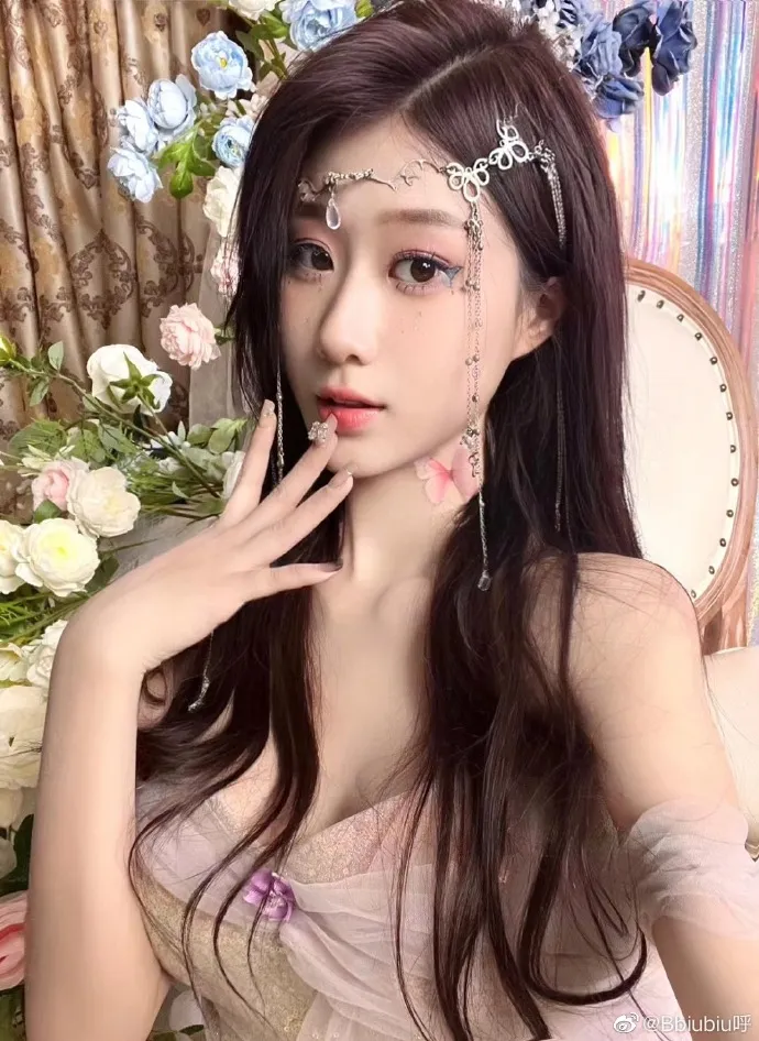 摄影系列作品范围归档 黑色长发人物在花卉环境中的浅色服装写真