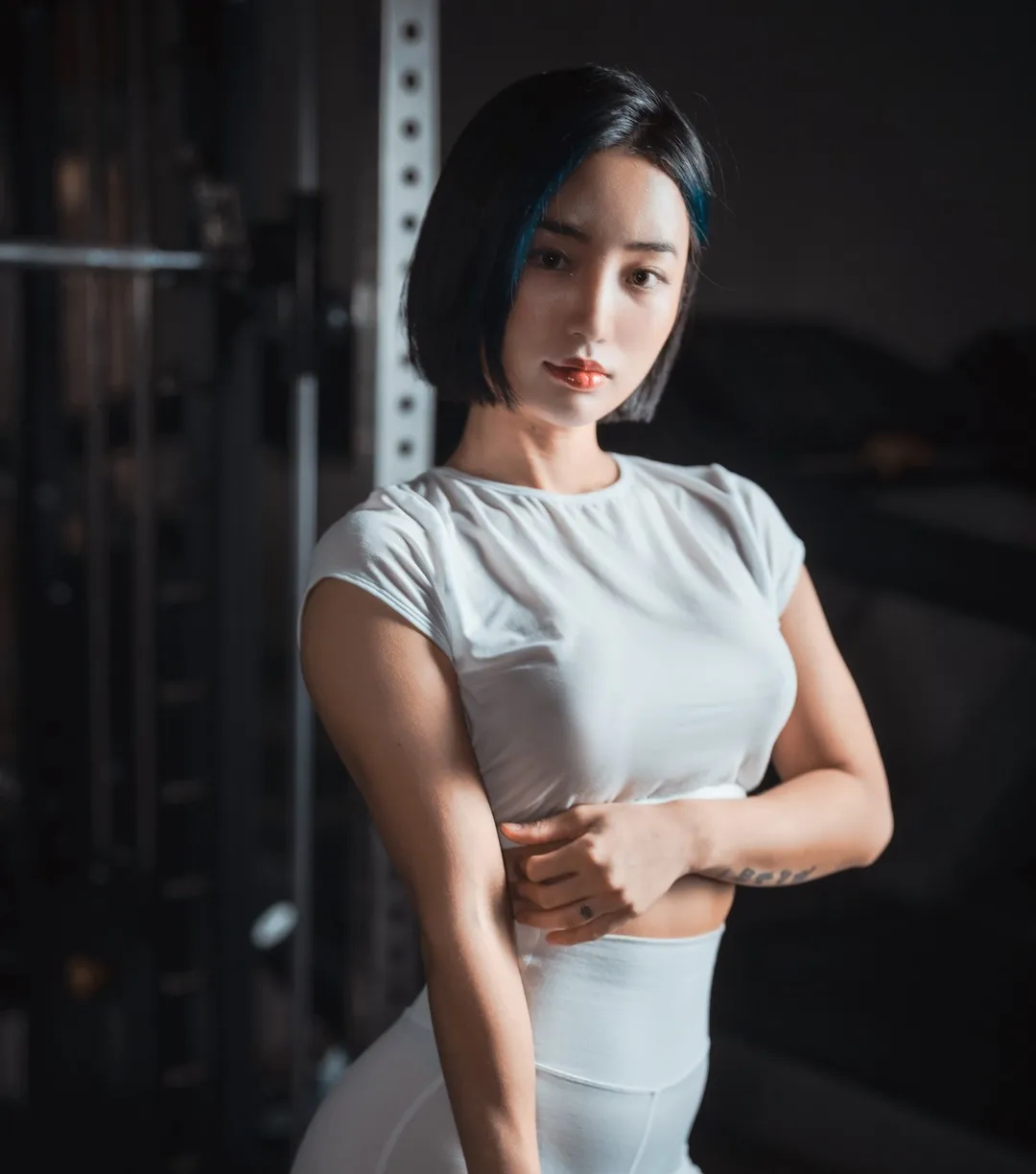 摄影系列作品范围归档 白色服装人物在暗色背景中的摄影画面
