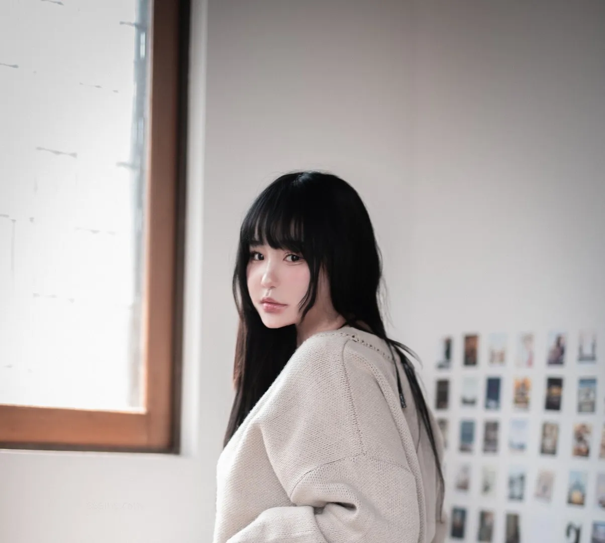 摄影作品与系列归档 长发刘海人物穿浅色服装的室内摄影画面