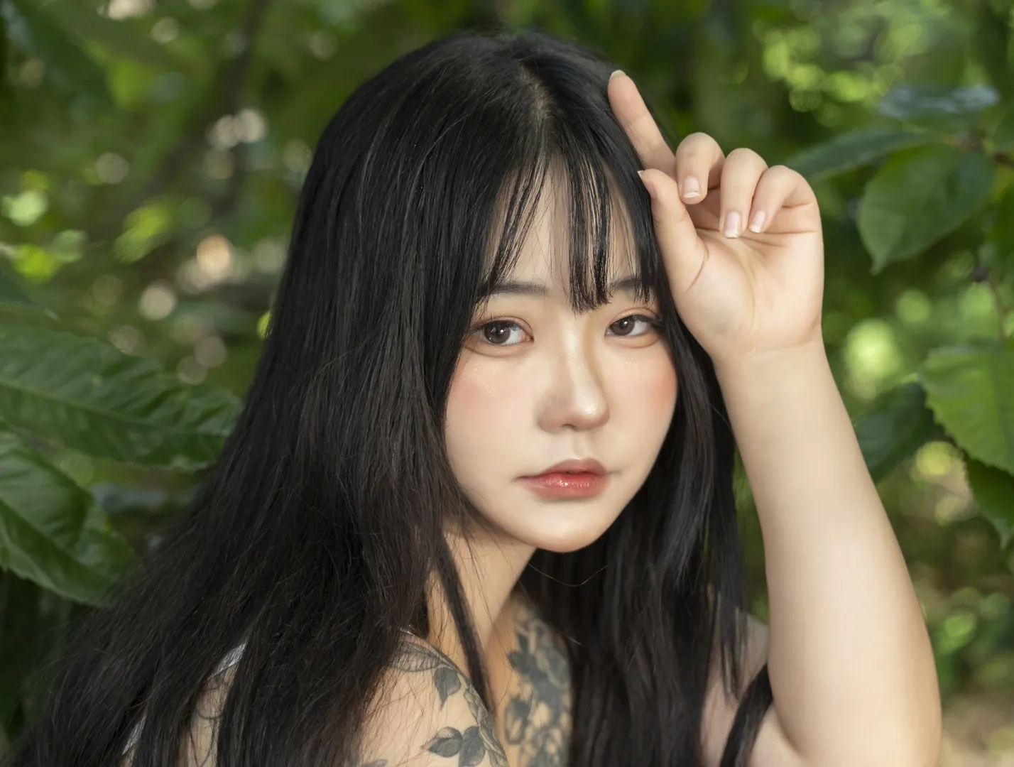 摄影作品与系列归档 黑色长发人物在绿色背景中的近距离摄影画面