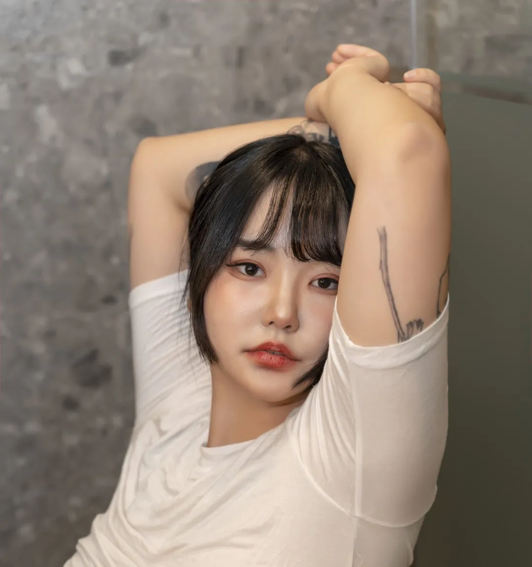 摄影作品与系列归档 白色服装人物在灰色背景中的室内人像摄影