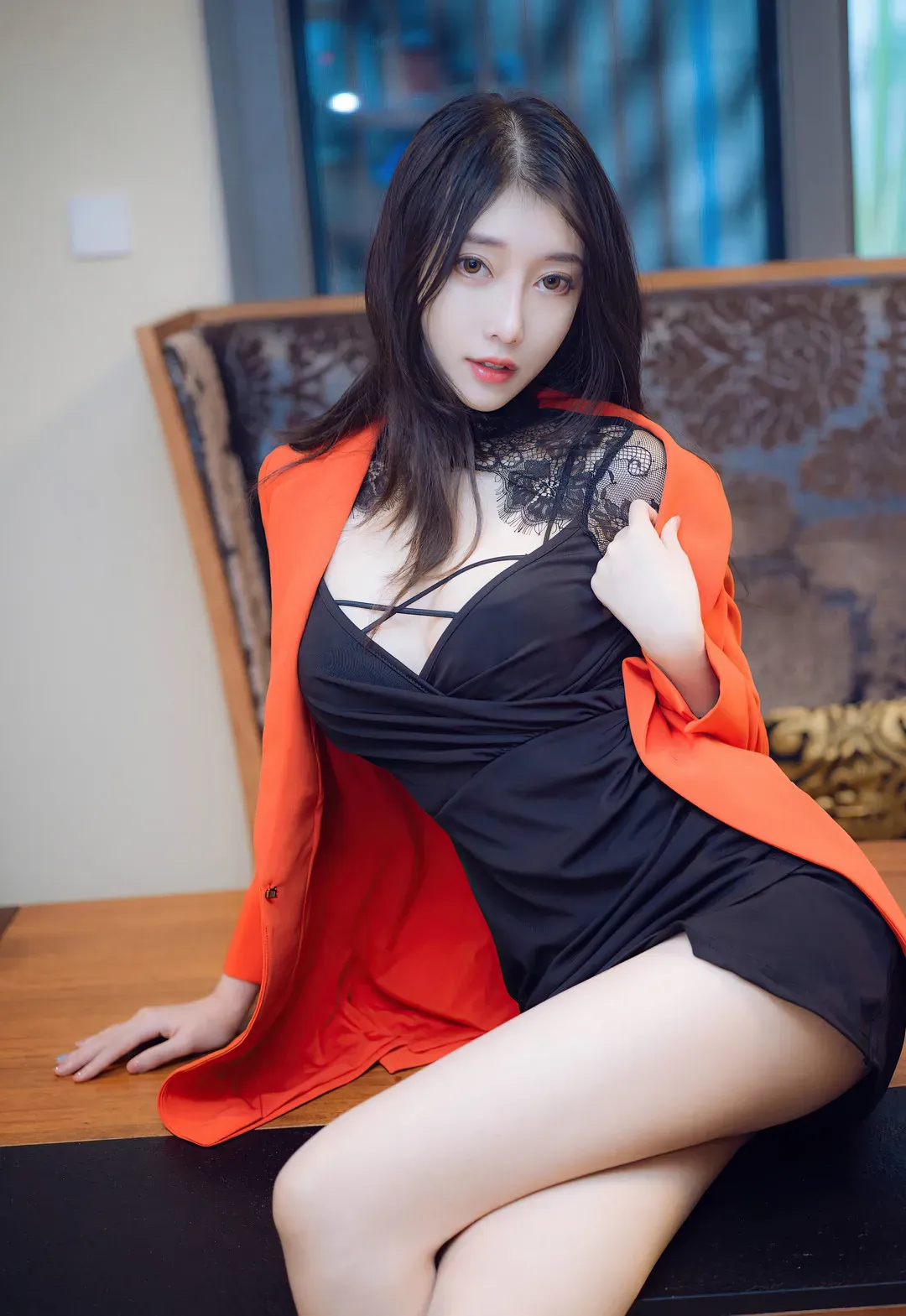 摄影系列作品整理归档 橙色外套搭配黑色服装的人像摄影