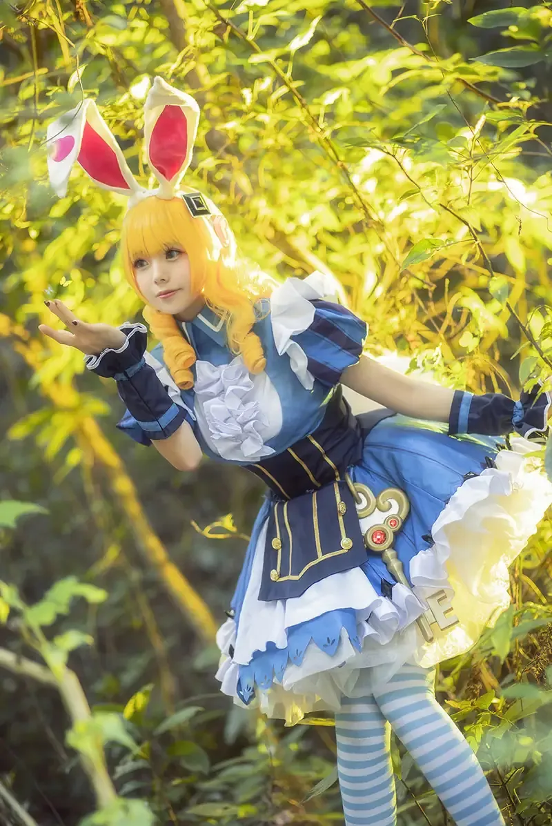 cosplay与写真图集视觉导读归档 户外蓝色角色服装森林背景摄影图