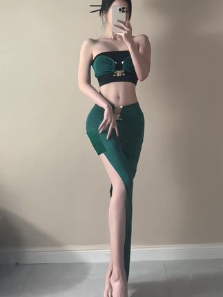 作品目录与写真 绿色服装镜面构图照片