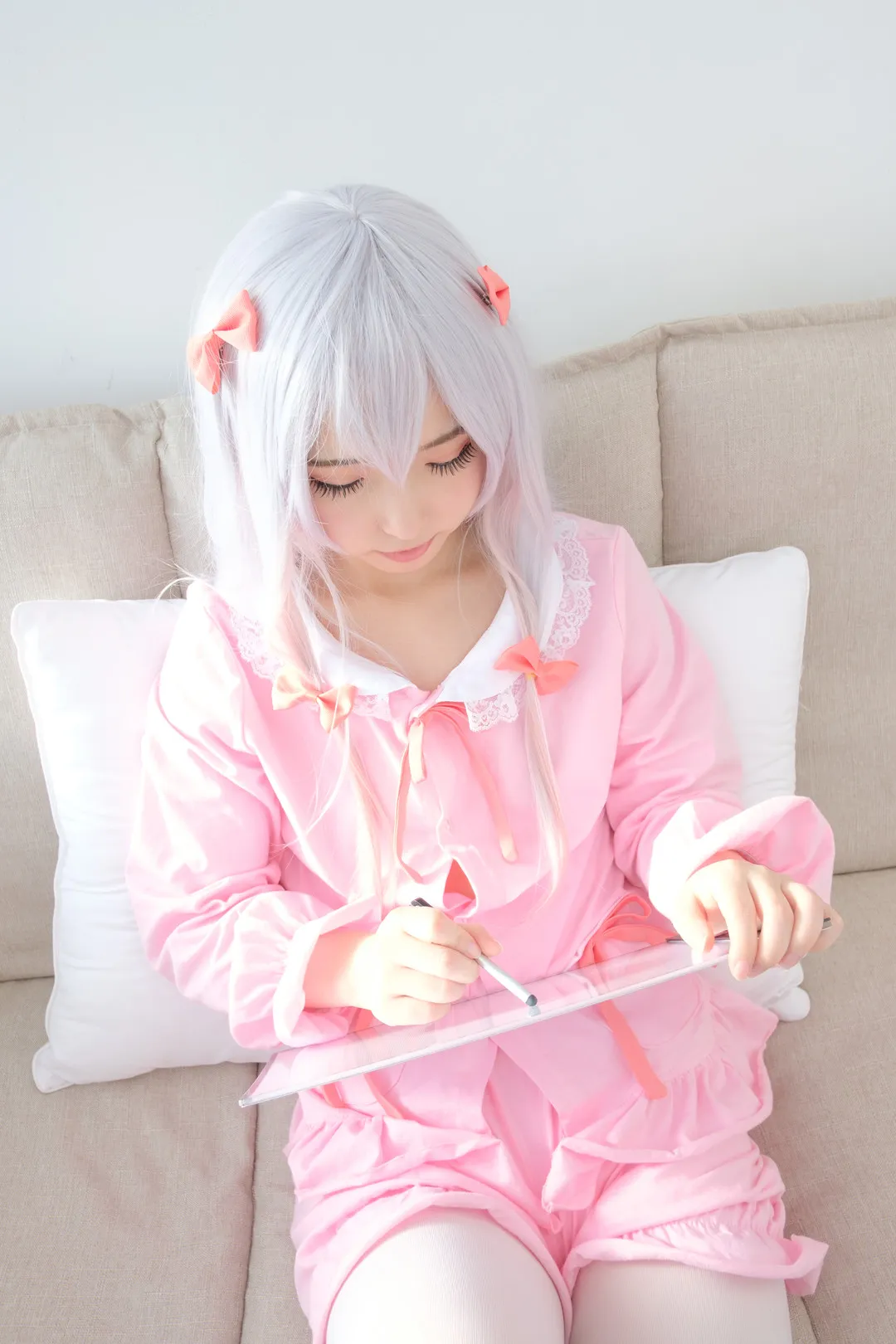 cosplay视觉图集归档与摄影系列作品范围整理 粉色服装与白色假发造型室内照片