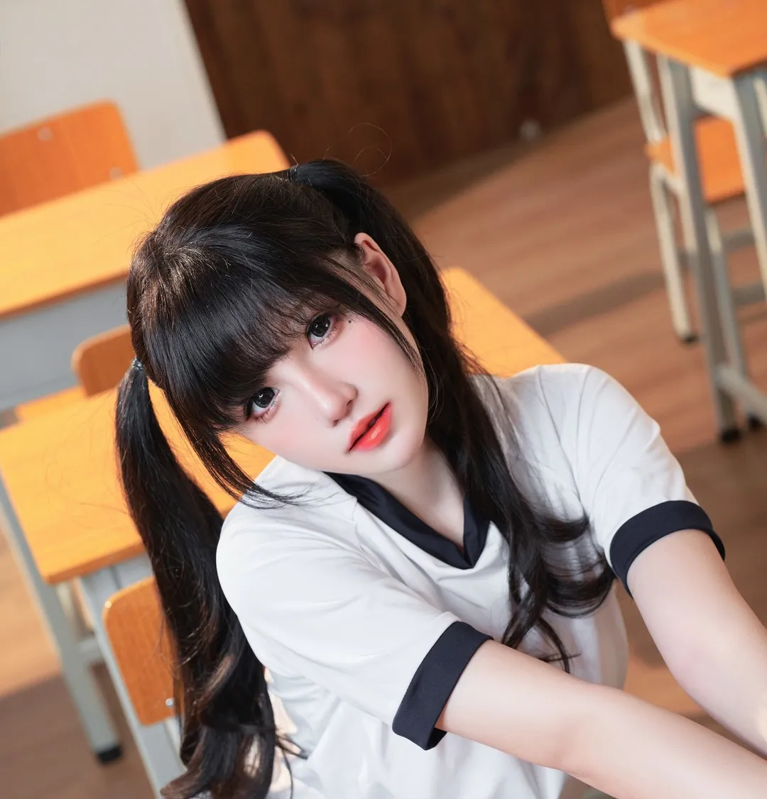 未确认机构归属| cosplay写真系列归档与作品范围 教室背景白色服装造型照片