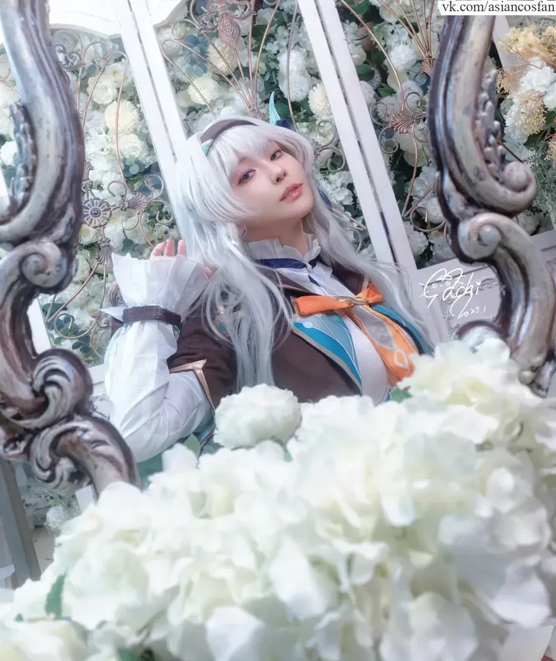 Cosplay写真图集与作品系列归档 白色假发角色造型与花卉背景的照片