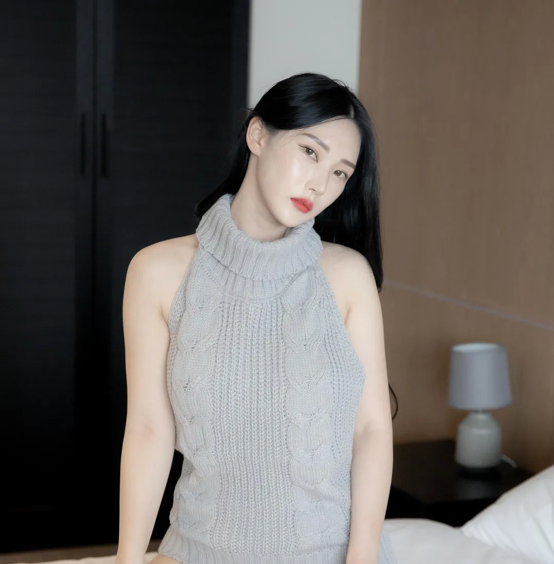 摄影系列作品归档整理 黑发长发造型搭配浅色针织服装的人像照片