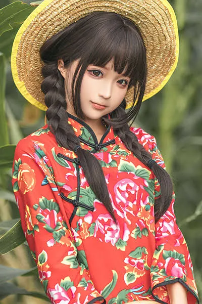 写真作品系列与图集归档 黑发人物穿着红色花纹服装的户外照片