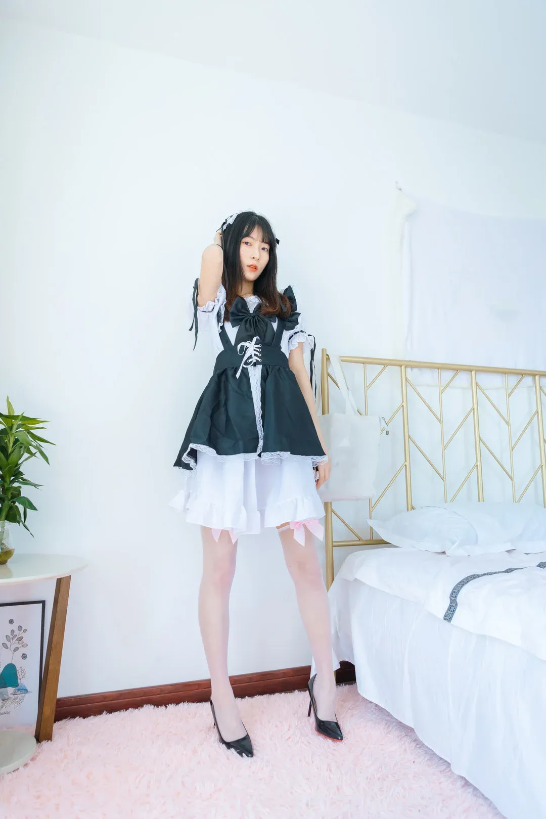 写真图集与视觉风格归档 室内空间中人物穿着黑白服装进行造型展示的照片