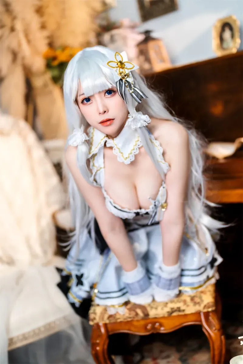 cosplay 写真图集视觉导读归档 白色长发角色服装室内暖色摄影图