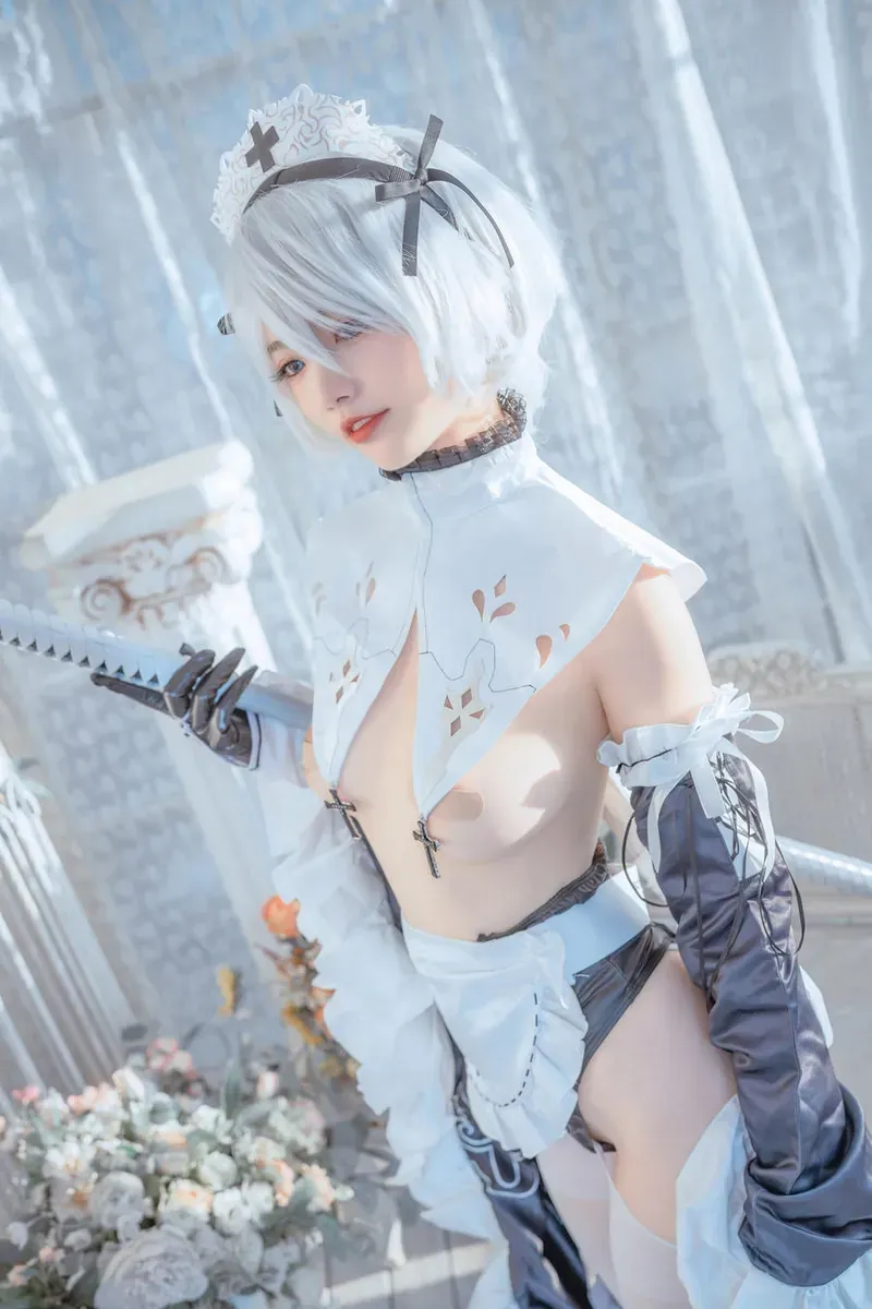 Cosplay写真与摄影系列归档 白色假发与白色服装搭配幻想场景的角色照片