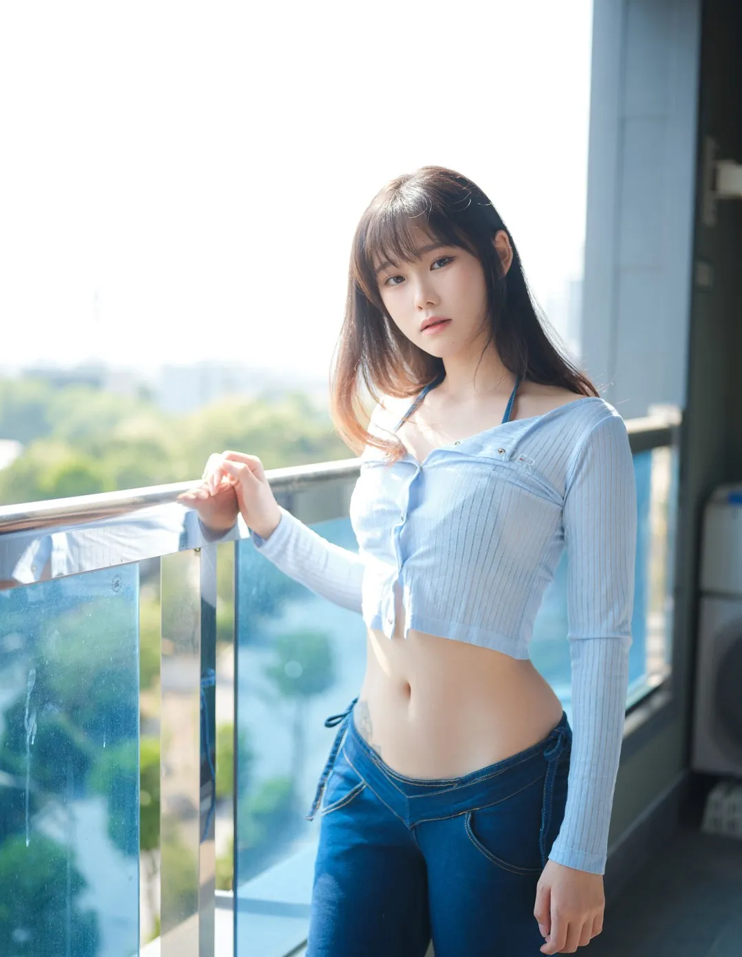 摄影系列归档 长发刘海造型与浅色服装人像照片