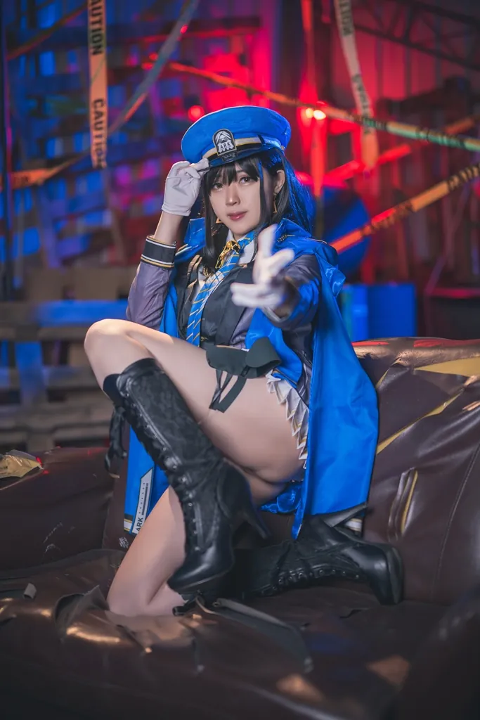 Cosplay摄影作品介绍与系列归档 蓝色制服风格造型搭配舞台灯光环境的照片