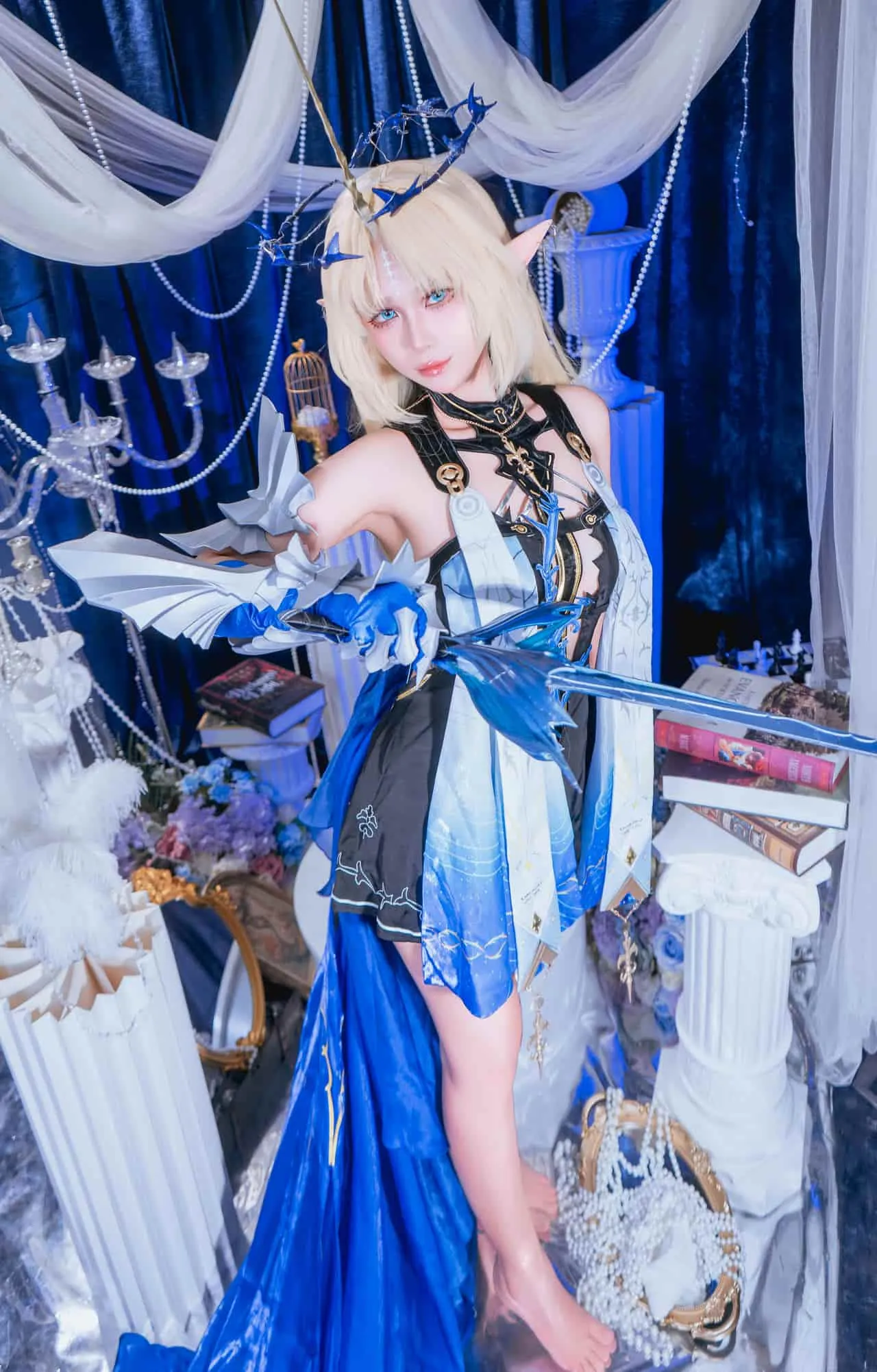 cosplay写真视觉图集导读 白发蓝色服装角色造型与室内背景展示