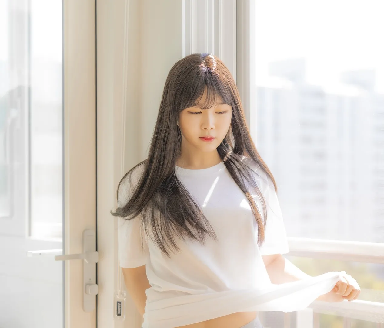 写真图集与视觉作品系列归档整理 白色服装窗边人像照片
