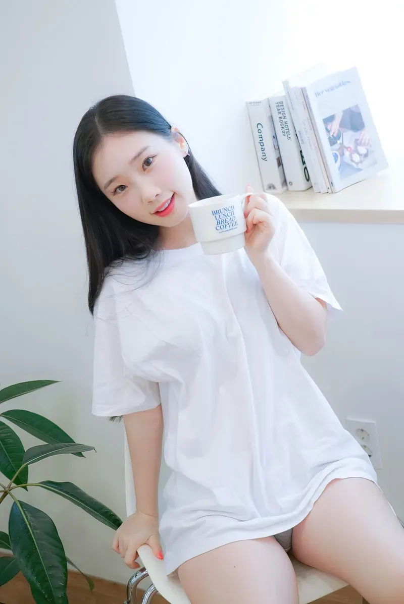 作品整理｜写真主题、视觉作品与摄影系列归档 白色服装搭配咖啡杯的室内人物写真照片
