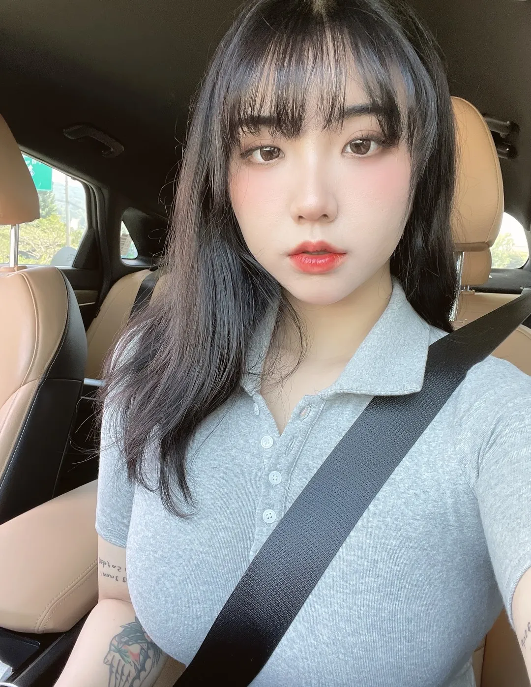 写真与视觉图集归档 车内环境中的黑发人物自拍风格图片